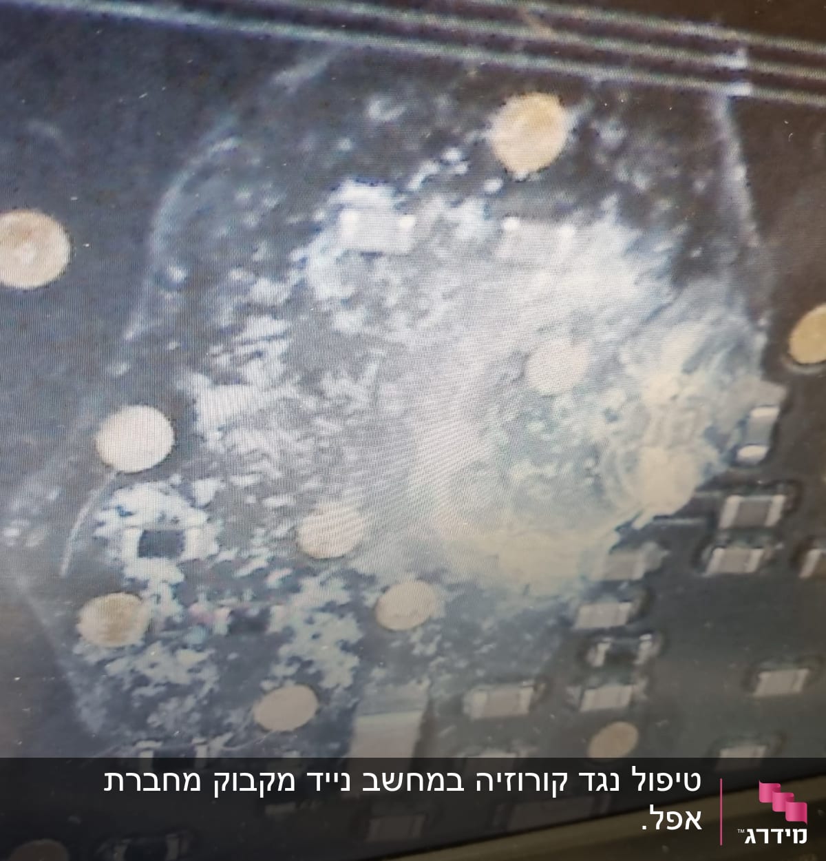 מעגל מודפס עם רכיבים אלקטרוניים ונקודות הלחמה